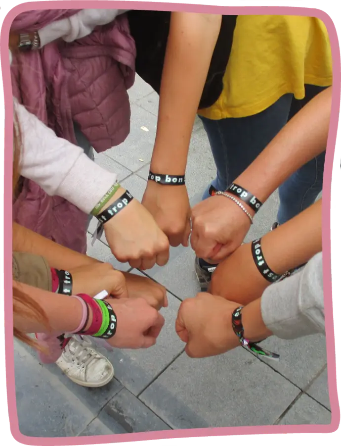 Jeunes portant les bracelets campagne "C'est trop bon!"
